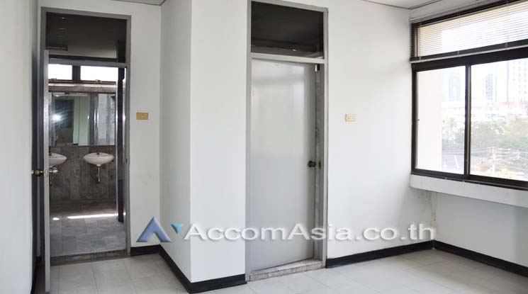 8  Apartment For Rent in Sukhumvit ,Bangkok BTS Nana at Perfect for Pet lovers Apartment, near NIST Intl AA10560